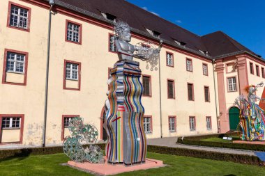 ALTSHAUSEN, GERMANY - 9 Nisan 2023: Düşes Diana von Wuerttemberg 'in etkileyici heykelleri Altshausen şatosu parkında yer almaktadır.