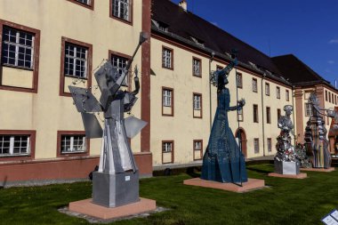 ALTSHAUSEN, GERMANY - 9 Nisan 2023: Düşes Diana von Wuerttemberg 'in etkileyici heykelleri Altshausen şatosu parkında yer almaktadır.