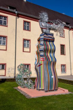 ALTSHAUSEN, GERMANY - 9 Nisan 2023: Düşes Diana von Wuerttemberg 'in etkileyici heykelleri Altshausen şatosu parkında yer almaktadır.