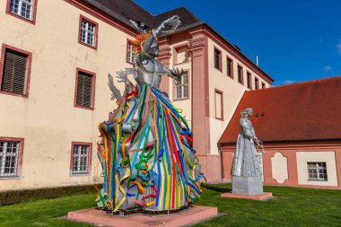 ALTSHAUSEN, GERMANY - 9 Nisan 2023: Düşes Diana von Wuerttemberg 'in etkileyici heykelleri Altshausen şatosu parkında yer almaktadır.