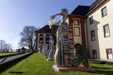 ALTSHAUSEN, GERMANY - 9 Nisan 2023: Düşes Diana von Wuerttemberg 'in etkileyici heykelleri Altshausen şatosu parkında yer almaktadır.