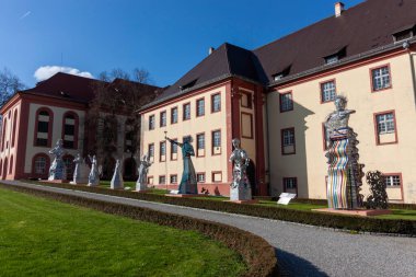 ALTSHAUSEN, GERMANY - 9 Nisan 2023: Düşes Diana von Wuerttemberg 'in etkileyici heykelleri Altshausen şatosu parkında yer almaktadır.