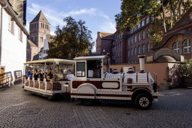 STRASBOURG, FRANCE - 20 Eylül 2024: Strasbourg, Fransa 'da bir turist treni, şehrin büyüleyici sokaklarında geziniyor