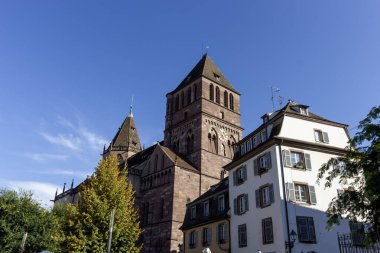 Fransa 'nın Strazburg kentindeki St. Thomas Kilisesi açık mavi gökyüzüne karşı etkileyici mimarisini sergiliyor.