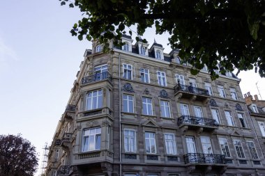 Strasbourg, Fransa 'daki mimari bina, klasik görünüşünü ve dekoratif detaylarını gözler önüne seriyor.