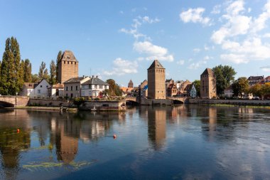 Fransa 'nın Strazburg kentindeki Ponts Couverts tarihi köprü ve kulelerini sergiliyor