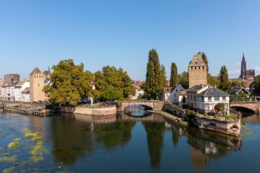 Fransa 'nın Strazburg kentindeki Ponts Couverts tarihi köprü ve kulelerini sergiliyor