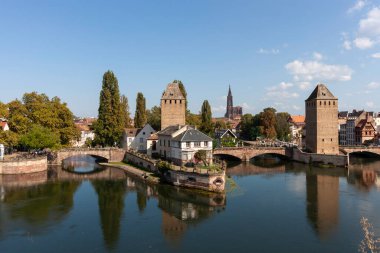 Fransa 'nın Strazburg kentindeki Ponts Couverts tarihi köprü ve kulelerini sergiliyor