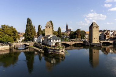 Fransa 'nın Strazburg kentindeki Ponts Couverts tarihi köprü ve kulelerini sergiliyor