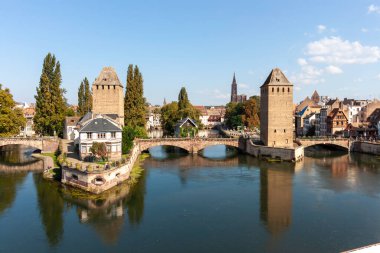 Fransa 'nın Strazburg kentindeki Ponts Couverts tarihi köprü ve kulelerini sergiliyor
