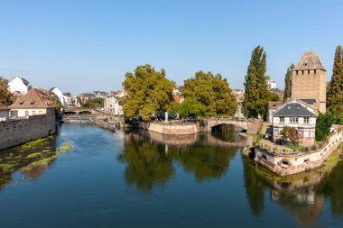 Fransa 'nın Strazburg kentindeki Ponts Couverts tarihi köprü ve kulelerini sergiliyor
