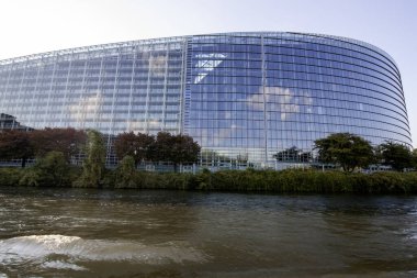 STRASBOURG, FRANCE - 19 Eylül 2024: Strasbourg, Fransa 'da benzersiz tasarımını sergileyen modern bir mimari yapı