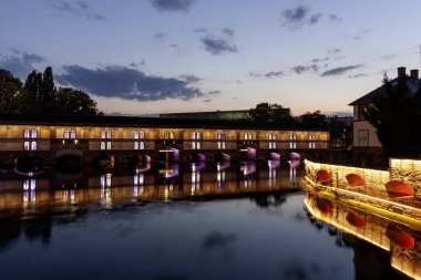 Fransa, Strazburg 'daki Barrage Vauban, gece güzelce aydınlatıldı.