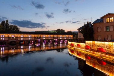 Fransa, Strazburg 'daki Barrage Vauban, gece güzelce aydınlatıldı.
