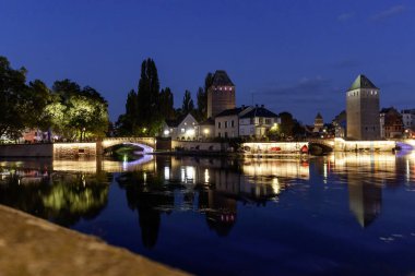 Fransa 'nın Strazburg kentindeki Ponts Couverts (Kapalı Köprüler), gece aydınlandı