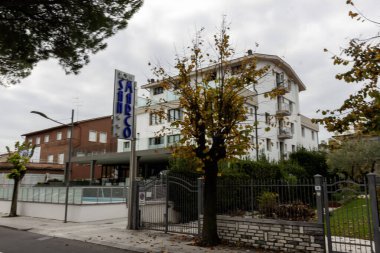 PESCHIERA DEL GARDA, İTALYA - 22 Ekim 2024: Peschiera del Garda 'daki San Marco Oteli