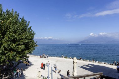 SIRMION, İtalya - 22 Ekim 2024: Sirmione 'deki rıhtım güvertesinin manzaralı manzarası, Garda Gölü, İtalya