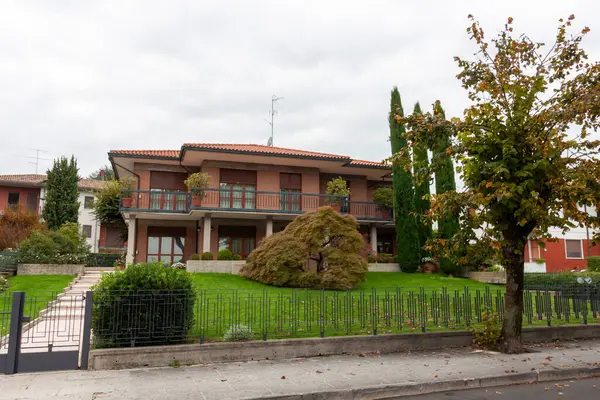 Peschiera del Garda, İtalya 'da Lakeside' da Villa