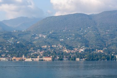 GARDON RIVIERA, İtalya - 22 Ekim 2024: Garda Gölü 'ndeki bir tekneden Gardone Riviera Gölü manzarası
