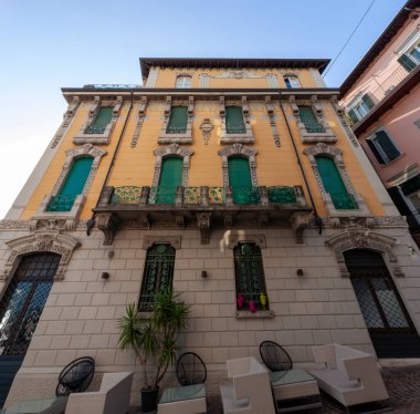 SALO, ITALY - 22 Ekim 2024: Salo, Garda Gölü, İtalya 'daki Palazzo Liberty Lungolago Zanardelli' nin alçak açılı görüntüsü