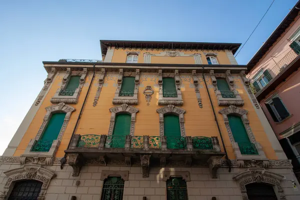 SALO, ITALY - 22 Ekim 2024: Salo, Garda Gölü, İtalya 'daki Palazzo Liberty Lungolago Zanardelli' nin alçak açılı görüntüsü