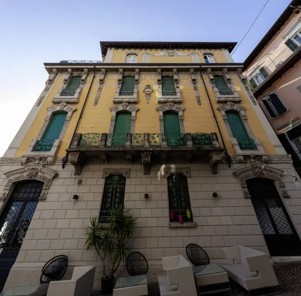 SALO, ITALY - 22 Ekim 2024: Salo, Garda Gölü, İtalya 'daki Palazzo Liberty Lungolago Zanardelli' nin alçak açılı görüntüsü