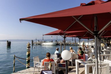 SIRMION, İtalya - 22 Ekim 2024: Sirmione, İtalya 'da Garda Gölü kıyısındaki açık hava kafe
