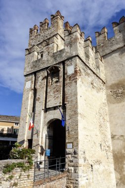 SIRMION, İtalya - 22 Ekim 2024: Sirmione, Garda Gölü, İtalya 'daki Scaligero Kalesinin Giriş Kulesi