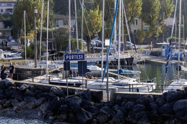 PORTESE, İtalya - 22 Ekim 2024: Portese, Garda Gölü, İtalya 'da yelkenli tekneli liman
