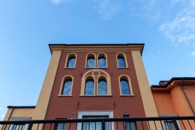 SALO, İtalya - 22 Ekim 2024: Salo, Garda Gölü, İtalya 'da modern bir binanın cephesi