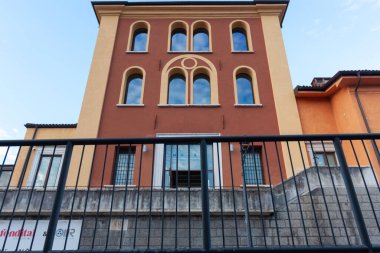 SALO, İtalya - 22 Ekim 2024: Salo, Garda Gölü, İtalya 'da modern bir binanın cephesi