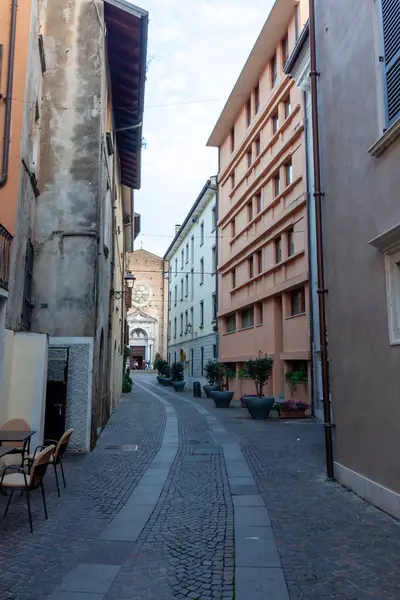 SALO, ITALY - 22 Ekim 2024: Salo, Garda Gölü, İtalya 'daki merdivenlerle dar sokaklar