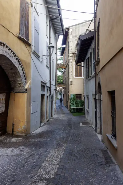 SALO, ITALY - 22 Ekim 2024: Salo, Garda Gölü, İtalya 'daki merdivenlerle dar sokaklar