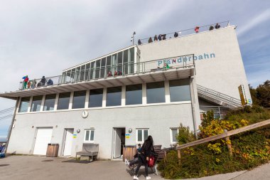 BREGENZ, AUSTRIA - 6 Ekim 2024: Bregenz, Avusturya 'daki Pfaenderbahn teleferiğinin Bergstation (dağ istasyonu)