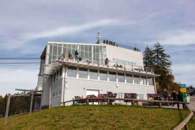 BREGENZ, AUSTRIA - 6 Ekim 2024: Bregenz, Avusturya 'daki Pfaenderbahn teleferiğinin Bergstation (dağ istasyonu)