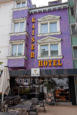 BREGENZ, AUSTRIA - 6 Ekim 2024: Avusturya 'nın Bregenz kentindeki Kaiser Oteli' nin renkli cephesi