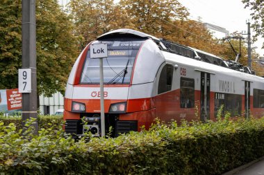 BREGENZ, AUSTRIA - 6 Ekim 2024: OEBB Cityjet treni Bregenz, Avusturya, Bludenz 'e hareket ediyor
