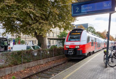 BREGENZ, AUSTRIA - 6 Ekim 2024: OEBB Cityjet treni Bregenz, Avusturya, Bludenz 'e hareket ediyor