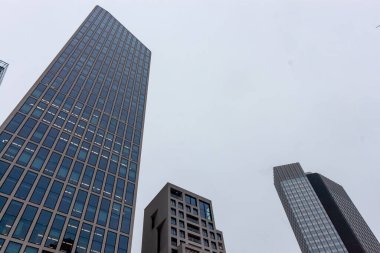 FRANKFURT, Almanya - 2 ARALIK. 2024: Omniturm ve Frankfurt, Almanya 'daki diğer modern binalar