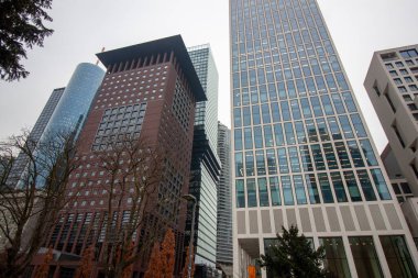 FRANKFURT, Almanya - 2 ARALIK. 2024: Omniturm, MesseTurm (Fair Tower) ve Frankfurt, Almanya 'daki diğer modern binalar