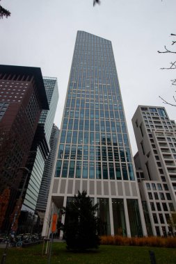 FRANKFURT, Almanya - 2 ARALIK. 2024: Omniturm, MesseTurm (Fair Tower) ve Frankfurt, Almanya 'daki diğer modern binalar