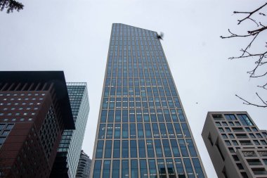 FRANKFURT, Almanya - 2 ARALIK. 2024: Omniturm, MesseTurm (Fair Tower) ve Frankfurt, Almanya 'daki diğer modern binalar