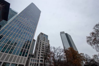 FRANKFURT, Almanya - 2 ARALIK. 2024: Omniturm ve Frankfurt, Almanya 'daki diğer modern binalar