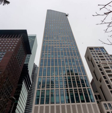 FRANKFURT, Almanya - 2 ARALIK. 2024: Omniturm, MesseTurm (Fair Tower) ve Frankfurt, Almanya 'daki diğer modern binalar