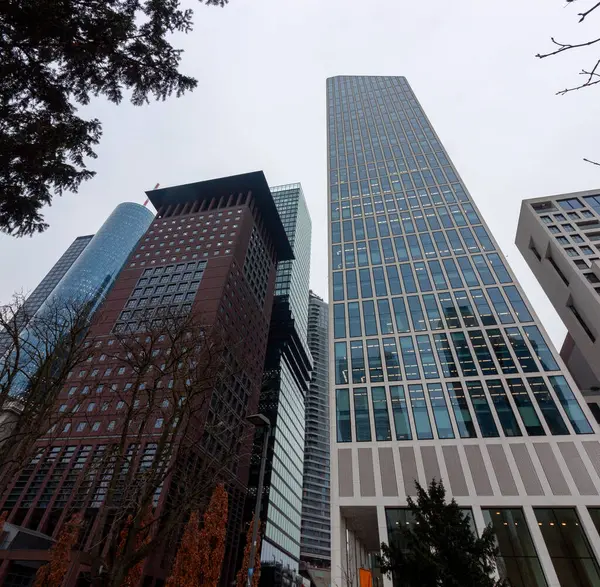 FRANKFURT, Almanya - 2 ARALIK. 2024: Omniturm, MesseTurm (Fair Tower) ve Frankfurt, Almanya 'daki diğer modern binalar