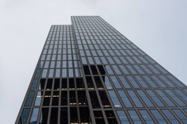 Frankfurt am Main, Almanya 'da gösterişli, modern bir gökdelene bakan alçak açılı bir çekim.