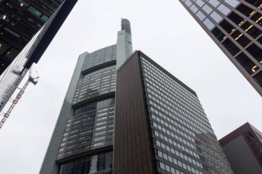 FRANKFURT, Almanya - 2 ARALIK. 2024: Frankfurt am Main, Almanya 'da yükselen, modern gökdelenlere alçak açılı bir bakış açısı