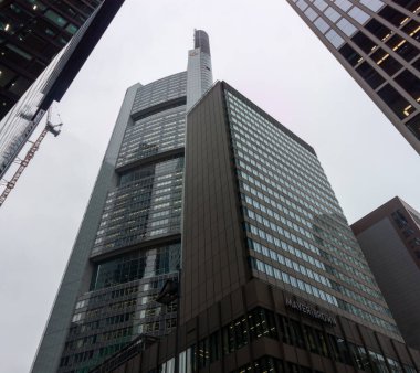 FRANKFURT, Almanya - 2 ARALIK. 2024: Frankfurt am Main, Almanya 'da yükselen, modern gökdelenlere alçak açılı bir bakış açısı