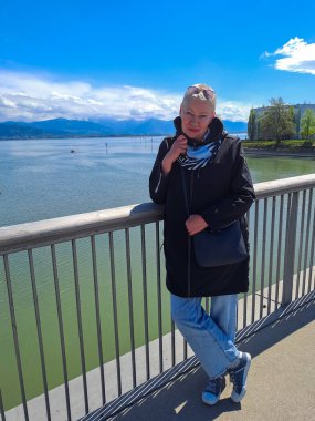 Turizm içeriği illüstrasyonu. Bodensee 'deki köprü manzarası çok güzel. Lindau, Almanya 'da Tatil