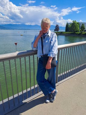 Turizm içeriği illüstrasyonu. Bodensee 'deki köprü manzarası çok güzel. Lindau, Almanya 'da Tatil